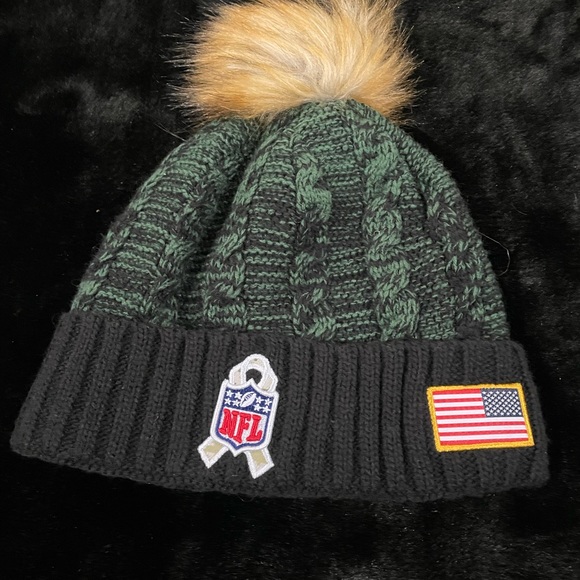 🆕 New Era Women's Black/Green Bay Packers 2022 Salute to Service Pom Knit Hat - Picture 2 of 4